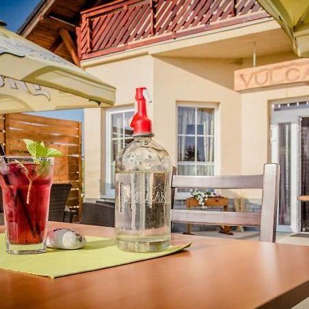 Vulcano Vendeghaz Hotel Mesteri Bagian luar foto