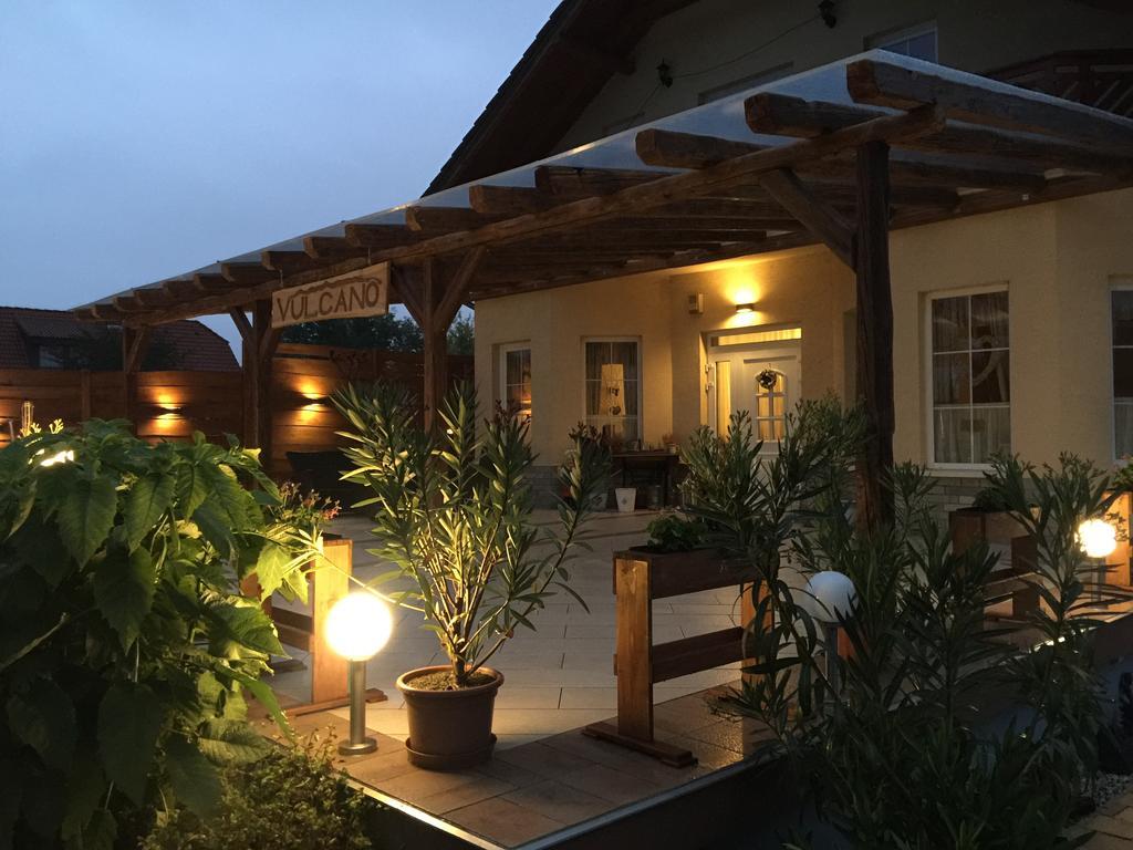 Vulcano Vendeghaz Hotel Mesteri Bagian luar foto
